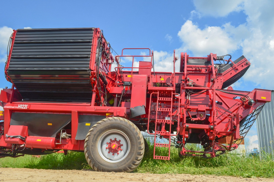 Semi-trailed potato harvester with lateral digging PT2