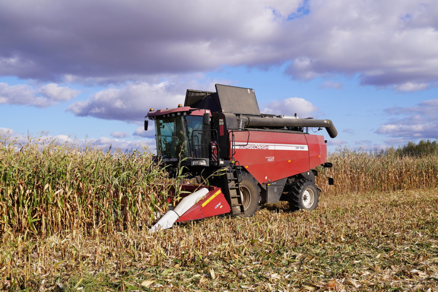 Grain harvesting combine GR700