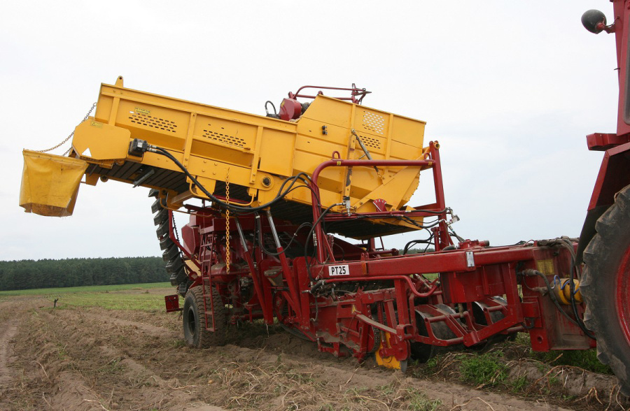 Semi-trailed potato harvester PT25