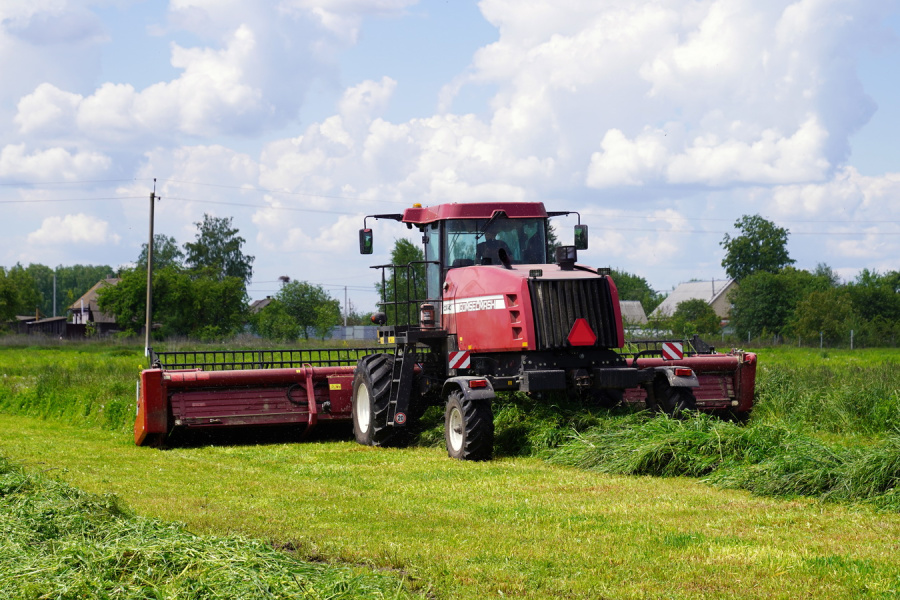 SELF-PROPELLED WINDROWER CS140