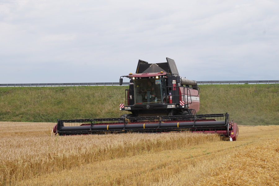 Grain harvesting combine GS2124