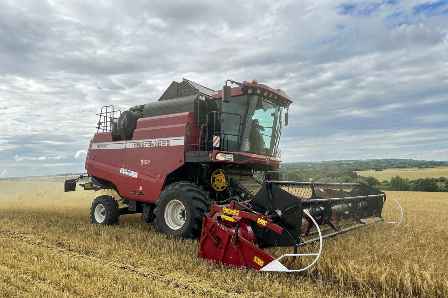 Grain harvesting combine GS400