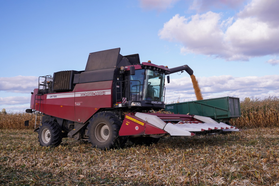 Grain harvesting combine GR700