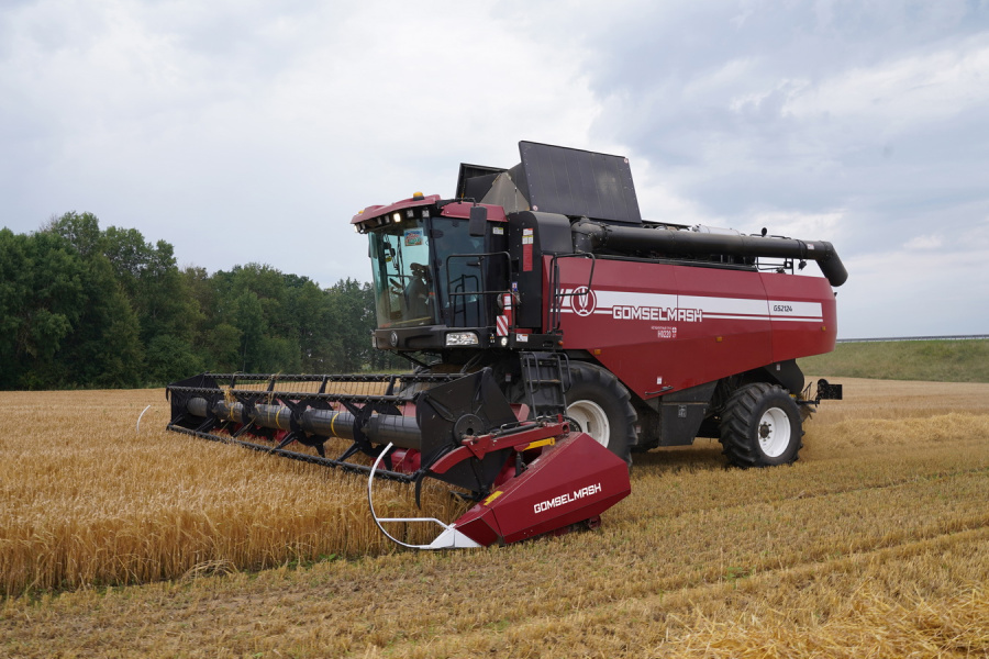 Grain harvesting combine GS2124