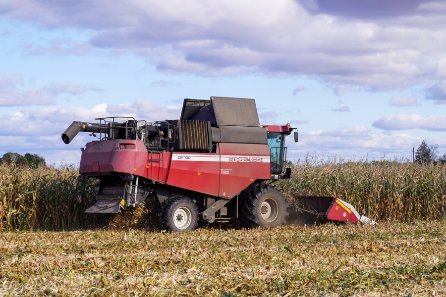 Grain harvesting combine GR700