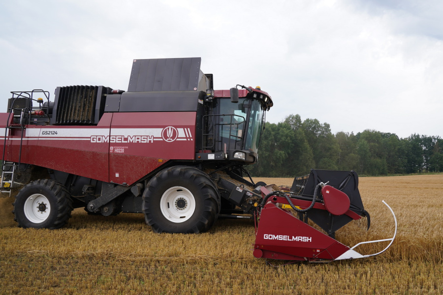 Grain harvesting combine GS2124