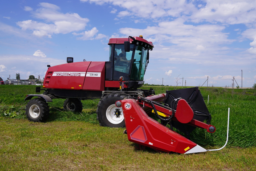 SELF-PROPELLED WINDROWER CS140