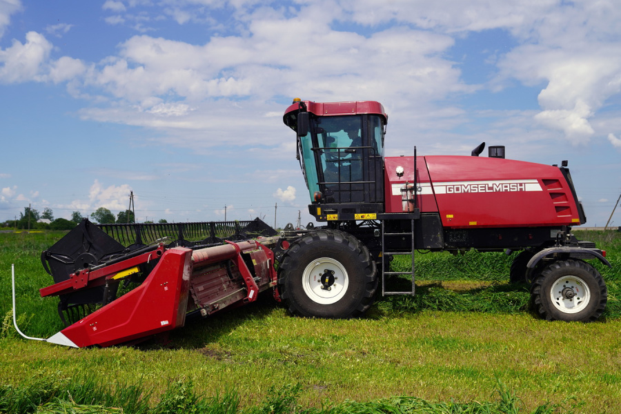 SELF-PROPELLED WINDROWER CS140