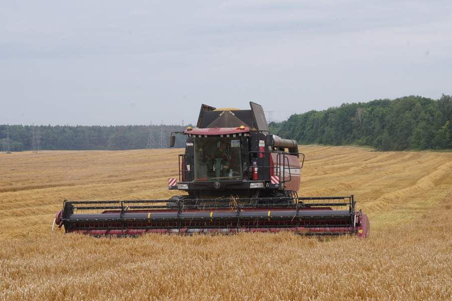 Grain harvesting combine GS2124