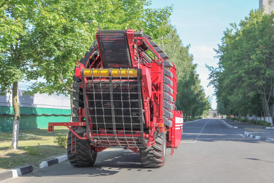 Semi-trailed potato harvester with lateral digging PT2