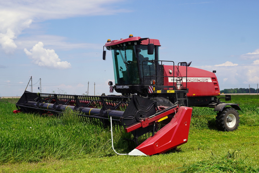 SELF-PROPELLED WINDROWER CS140