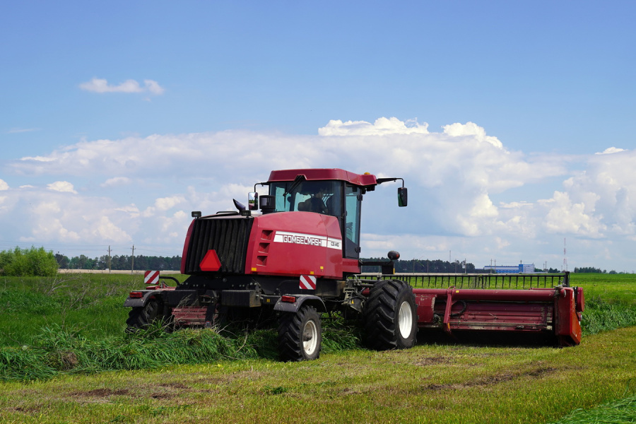 SELF-PROPELLED WINDROWER CS140