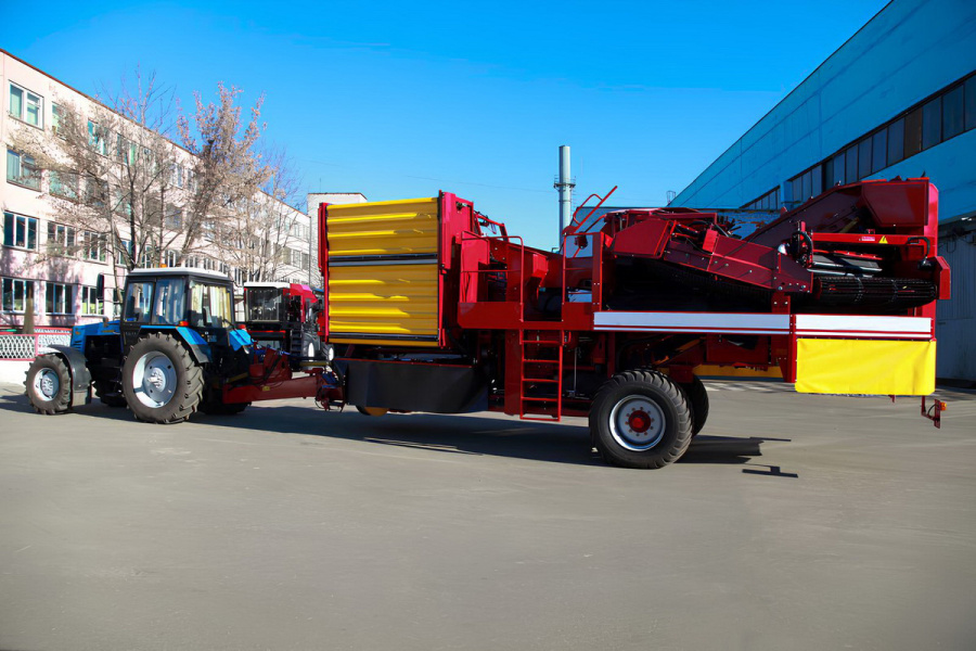 SEMI-TRAILED POTATO HARVESTER WITH LATERAL DIGGING PT260-2