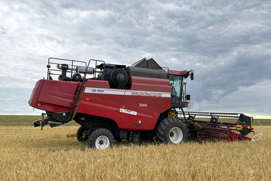 Grain harvesting combine GS400