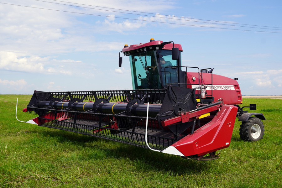 SELF-PROPELLED WINDROWER CS140
