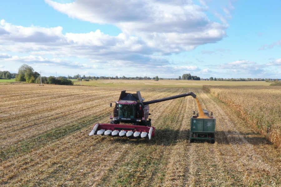 Grain harvesting combine GR700