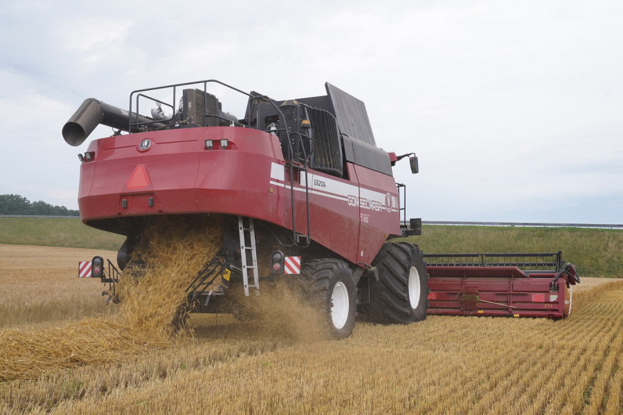 Grain harvesting combine GS2124