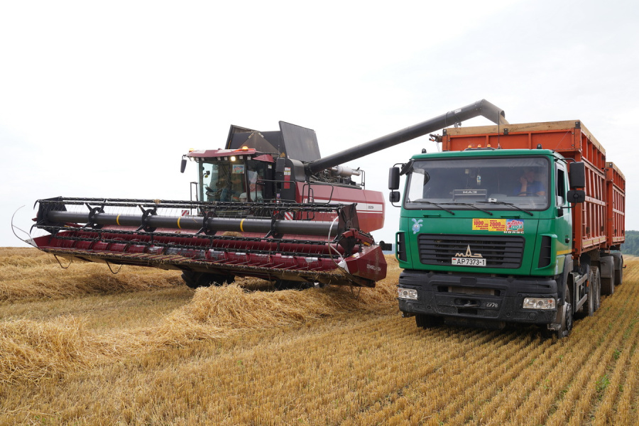Grain harvesting combine GS2124