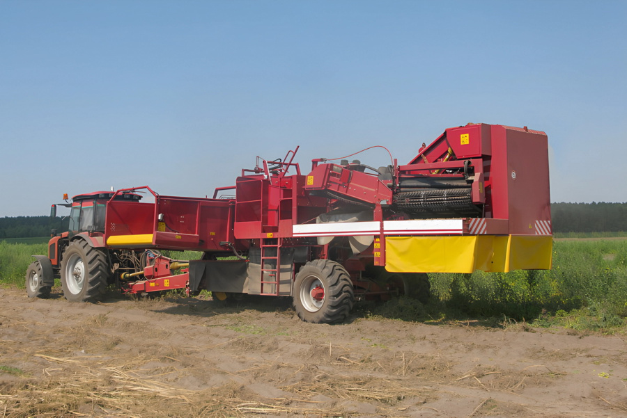SEMI-TRAILED POTATO HARVESTER WITH LATERAL DIGGING PT260-2