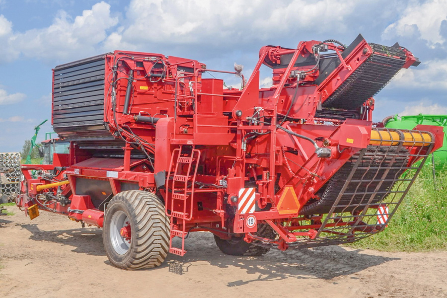 Semi-trailed potato harvester with lateral digging PT2