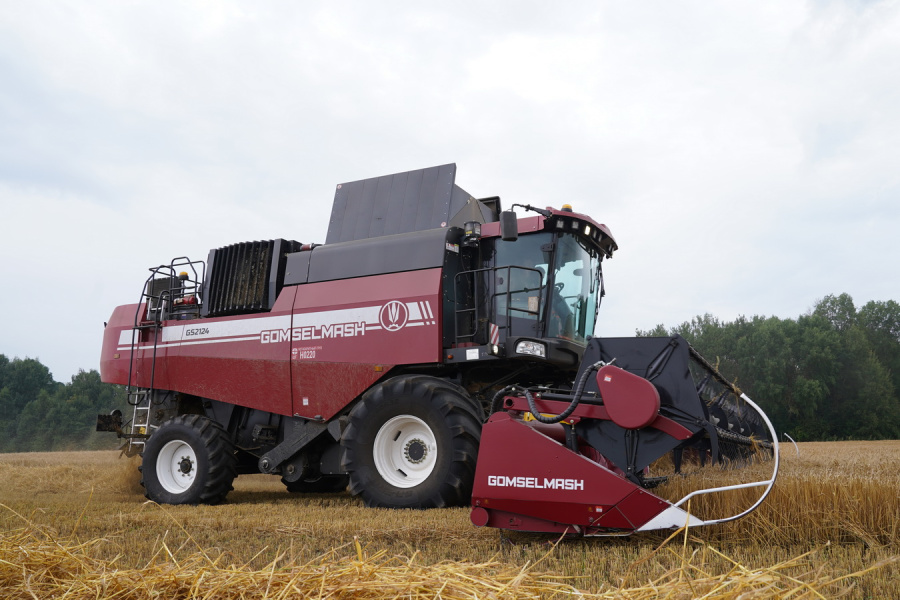 Grain harvesting combine GS2124
